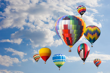 Kleurrijke heteluchtballon vliegt over de blauwe lucht