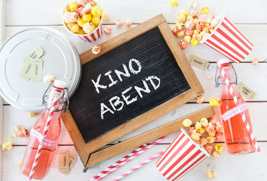 Buntes Popcorn und Limonde