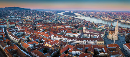 Obraz premium Budapest, Hungary - Aerial skyline view of Buda side of Budapest with the famous Matthias Church, Fisherman's Bastion, Szechenyi Chain Bridge and Parliament of Hungary at winter time