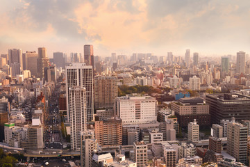 Obraz premium Cityscapes of Tokyo sunset, widok z lotu ptaka wieżowiec miasta budynku biurowego i centrum miasta i ulicy minato w Tokio z żółtym tle światła słonecznego. Japonia, Azja