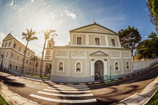 igreja e brilho do sol