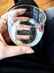 Tonic Water in der Hand