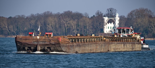 Schiff auf der Havel in Berlin-Zehlendorf
