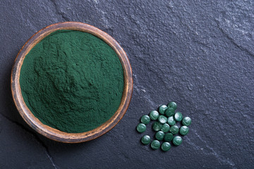 Green spirulina powder and pills