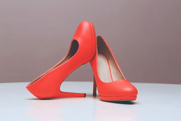paire de chaussures haut-talon rouge