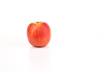 roter Apfel vor weißem Hintergrund
