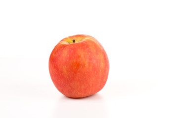 roter Apfel vor weißem Hintergrund