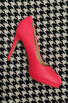 chaussure haut-talon rouge sur tissu pied-de-poule