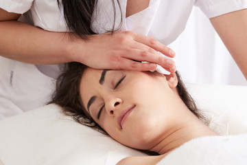 Obraz na płótnie Canvas head massage at spa 