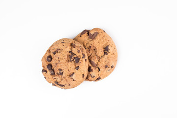 zwei Cookies Kekse mit Schokoladenstückchen liegen nebeneinander