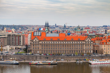 Obraz premium Praga, Republika Czeska - 22 kwietnia 2017 r .: Dachy starego miasta. Republika Czeska. Wiosna.