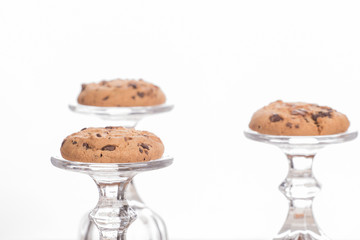 drei runde Cookies  vor weißem Hintergrund