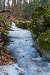 Obraz premium Gefrorener Fluss im Winter