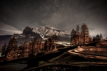 Montagne delle dolomiti in Italia in inverno di notte