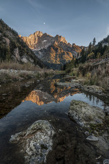 Fototapeta na wymiar Montagne delle dolomiti in Italia in inverno, riflesse sul lago