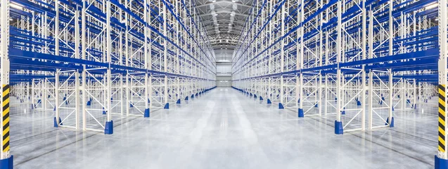 Photo sur Plexiglas Bâtiment industriel New huge distribution warehouse with high empty shelves