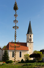 Maibaum vor Kirche 