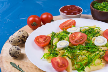 Pasta with seaweed and tomato