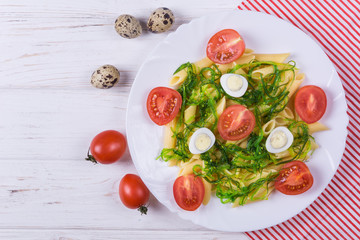 Pasta with seaweed and tomato