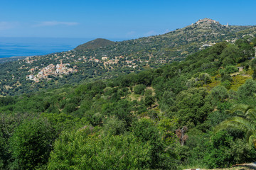 Fototapeta na wymiar Bergdörfer Aregno und Sant’ Antonio im Hinterland der Balagne im Nordwesten der französischen Mittelmeerinsel Korsika.