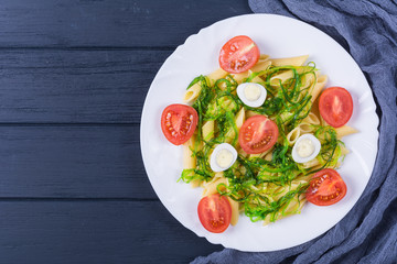 Pasta with seaweed and tomato