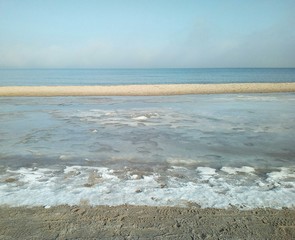 Ostseestrand im Winter mit Eis und Schnee