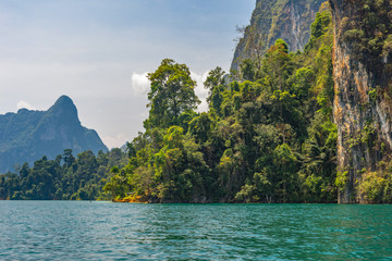 The national park Khao Sok with the Cheow Lan Lake is the largest area of virgin forest in the south of Thailand. Limestone rocks and jungle and karst formations determine the picture of the Park