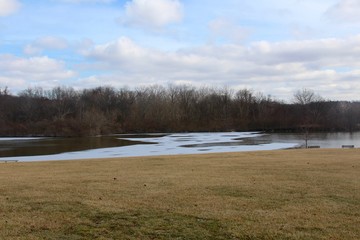 Obraz premium The partly frozen lake on a cold winter day.