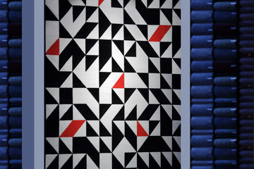 Fototapeta premium Piękny dywan, geometryczne wzory, białe, czarne i czerwone w sklepie.