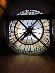 Grosse horloge extérieure du musée d'Orsay à Paris, vue de l'intérieur (France)