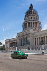 Oldtimer vor dem Kapitol in Havanna