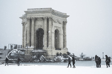 Arc de triomphe enneigé et balade de riverains 