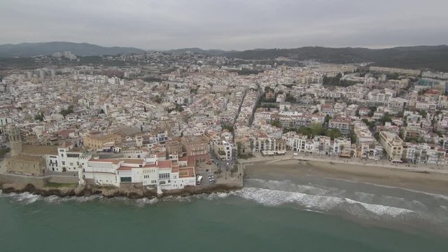 Drone en Sitges, poblacion costera de Barcelona en Cataluña (España) Video aereo con Drone