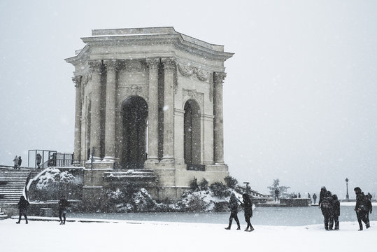 Arc de triomphe enneig&eacute; et balade de riverains 