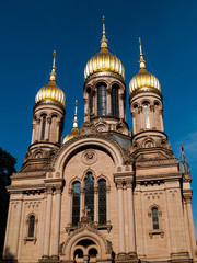Fototapeta na wymiar goldene Kuppeln auf der russisch-orthodoxen Kirche in Wiesbaden