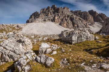 Fototapeta na wymiar italien dolomites, south tyrol and italien alps, beautiful mountain scenery in autumn weather 