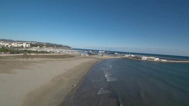 Drone en playa de Vilanova i la Geltru / Villanueva y Geltrú​,ciudad y municipio de la provincia de Barcelona, España. Capital de la comarca del Garraf. Video aereo con Drone