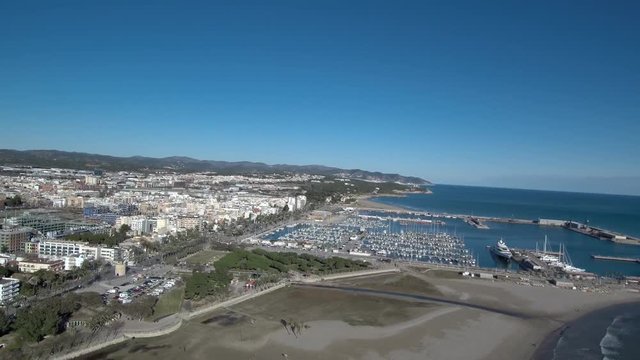 Drone en playa de Vilanova i la Geltru / Villanueva y Geltrú​,ciudad y municipio de la provincia de Barcelona, España. Capital de la comarca del Garraf. Video aereo con Drone
