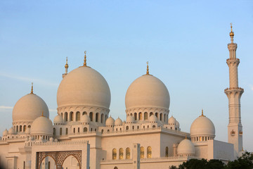 Fototapeta na wymiar Dême principal et minarets. Mosquée Sheikh Zayed. 1995. Abou Dhabi. / Sheikh Zayed Mosque. 1995. Emirate of Abu Dhabi.