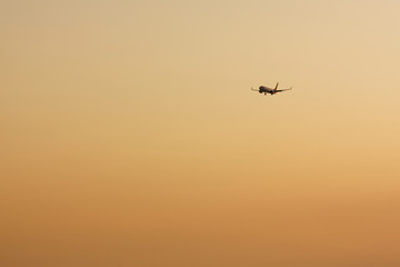 airliner landing