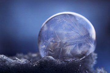 Gefrorene Seifenblase auf Schnee