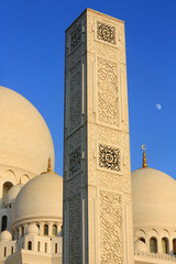 Muezzin. Mosquée Sheikh Zayed. 1995. Abou Dhabi. / Sheikh Zayed Mosque. 1995. Emirate of Abu Dhabi.