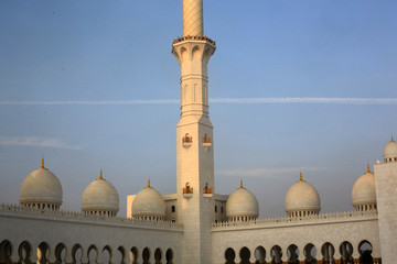 Dômes et minarets. Mosquée Sheikh Zayed. 1995. Abou Dhabi. / Sheikh Zayed Mosque. 1995. Emirate of Abu Dhabi.