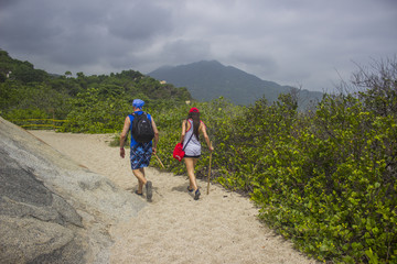 Personas caminando por el parque Tayrona