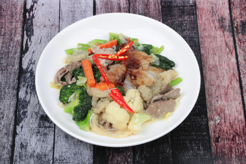 Fried big noodle with chicken and vegetables.