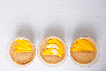 mango cream with crushed graham