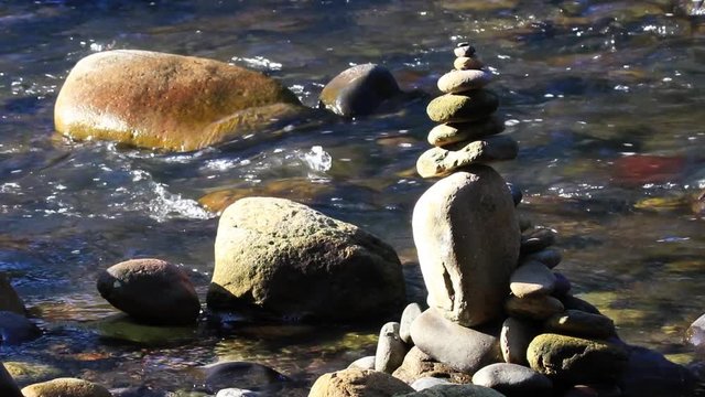 Totem de pedra e rio.