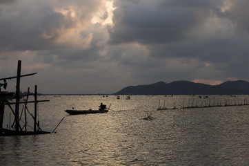 The sun fell into the water at the lake in the evening