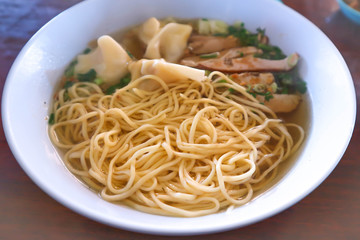 chinese noodle with wonton