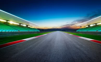 Foto op Canvas Uitzicht op de oneindige lege asfalt internationale racebaan. Nachtscène. © jamesteohart